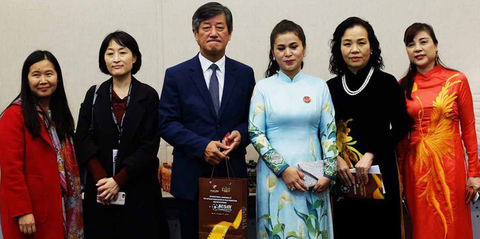 Bà Lê Hoàng Diệp Thảo đến Busan ra mắt Hiệp hội phát triển điện ảnh Việt - Ảnh 1. Bà Lê Hoàng Diệp Thảo đến Busan ra mắt Hiệp hội phát triển điện ảnh Việt - Ảnh 1.