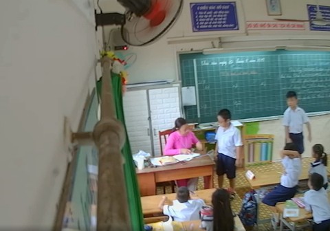 Đang dạy, cô giáo giật mình khi phụ huynh gọi: Sao cô phạt con tôi? - Ảnh 1. Đang dạy, cô giáo giật mình khi phụ huynh gọi: Sao cô phạt con tôi? - Ảnh 1.