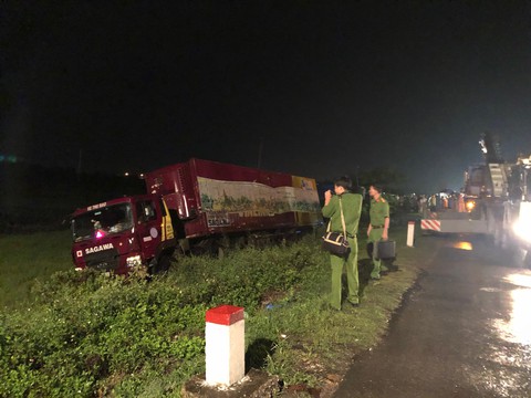 Xe đầu kéo cuốn xe máy vào gầm, một người thiệt mạng - Ảnh 2. Xe đầu kéo cuốn xe máy vào gầm, một người thiệt mạng - Ảnh 2.