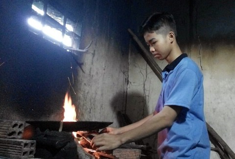Những chàng trai bền chí trong mùa trao học bổng Tiếp sức đến trường - Ảnh 2. Những chàng trai bền chí trong mùa trao học bổng Tiếp sức đến trường - Ảnh 2.