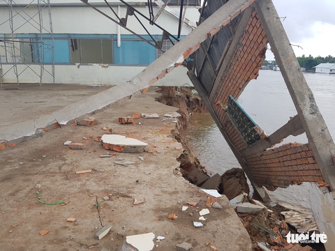 Bờ kênh xáng Tân An tiếp tục bị nuốt, dân hối hả chạy sạt lở - Ảnh 4. Bờ kênh xáng Tân An tiếp tục bị nuốt, dân hối hả chạy sạt lở - Ảnh 4.