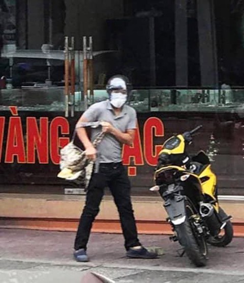 Đã tóm gọn nghi phạm dùng súng cướp tiệm vàng - Ảnh 2. Đã tóm gọn nghi phạm dùng súng cướp tiệm vàng - Ảnh 2.