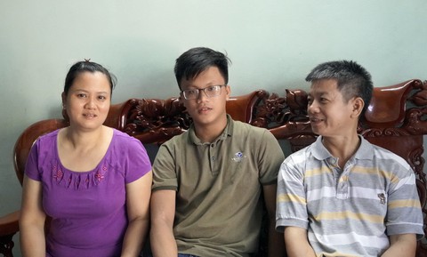 Những chàng trai bền chí trong mùa trao học bổng Tiếp sức đến trường - Ảnh 1. Những chàng trai bền chí trong mùa trao học bổng Tiếp sức đến trường - Ảnh 1.