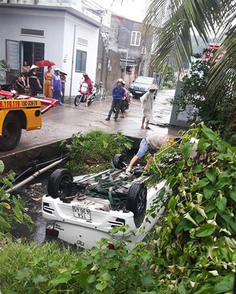 Nhờ Google Maps chỉ đường, tài xế lái taxi xuống mương - Ảnh 1. Nhờ Google Maps chỉ đường, tài xế lái taxi xuống mương - Ảnh 1.