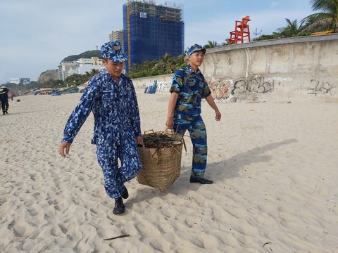 Biển Vũng Tàu sạch trở lại sau 2 ngày bị rác tấn công - Ảnh 2. Biển Vũng Tàu sạch trở lại sau 2 ngày bị rác tấn công - Ảnh 2.