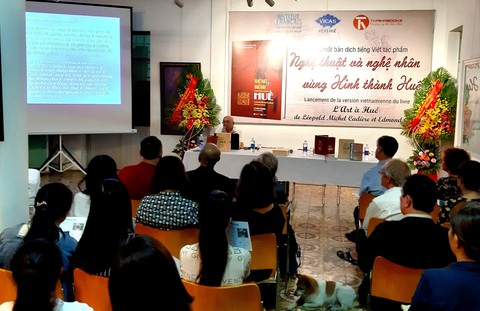 Đấu giá 2 bản sách siêu đặc biệt về nghệ thuật Huế, thu được 54 triệu đồng - Ảnh 6. Đấu giá 2 bản sách siêu đặc biệt về nghệ thuật Huế, thu được 54 triệu đồng - Ảnh 6.