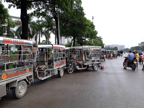 VFF bán vé cho thương binh, nhiều người quá khích trèo rào đòi mua - Ảnh 2. VFF bán vé cho thương binh, nhiều người quá khích trèo rào đòi mua - Ảnh 2.