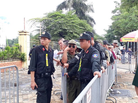 VFF bán vé cho thương binh, nhiều người quá khích trèo rào đòi mua - Ảnh 1. VFF bán vé cho thương binh, nhiều người quá khích trèo rào đòi mua - Ảnh 1.