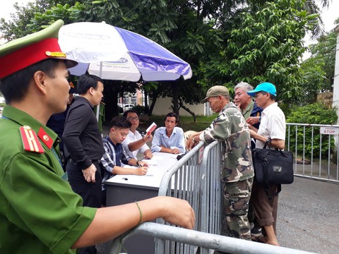 VFF bán vé cho thương binh, nhiều người quá khích trèo rào đòi mua - Ảnh 6. VFF bán vé cho thương binh, nhiều người quá khích trèo rào đòi mua - Ảnh 6.