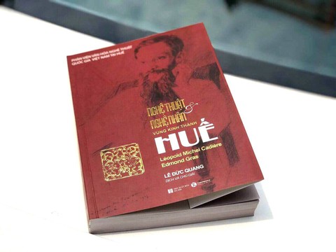 Đấu giá 2 bản sách siêu đặc biệt về nghệ thuật Huế, thu được 54 triệu đồng - Ảnh 1. Đấu giá 2 bản sách siêu đặc biệt về nghệ thuật Huế, thu được 54 triệu đồng - Ảnh 1.