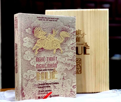 Đấu giá 2 bản sách siêu đặc biệt về nghệ thuật Huế, thu được 54 triệu đồng - Ảnh 7. Đấu giá 2 bản sách siêu đặc biệt về nghệ thuật Huế, thu được 54 triệu đồng - Ảnh 7.