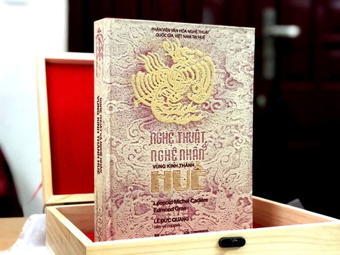 Đấu giá 2 bản sách siêu đặc biệt về nghệ thuật Huế, thu được 54 triệu đồng - Ảnh 8. Đấu giá 2 bản sách siêu đặc biệt về nghệ thuật Huế, thu được 54 triệu đồng - Ảnh 8.