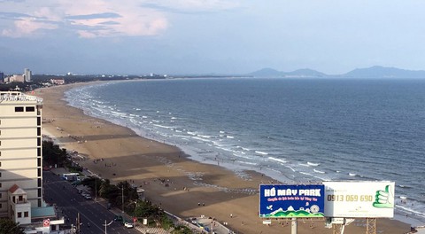 Biển Vũng Tàu sạch trở lại sau 2 ngày bị rác tấn công - Ảnh 1. Biển Vũng Tàu sạch trở lại sau 2 ngày bị rác tấn công - Ảnh 1.