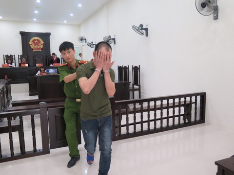 Lãnh 14 năm tù vì chém bạn thân nghi tòm tem vợ mình - Ảnh 2. Lãnh 14 năm tù vì chém bạn thân nghi tòm tem vợ mình - Ảnh 2.