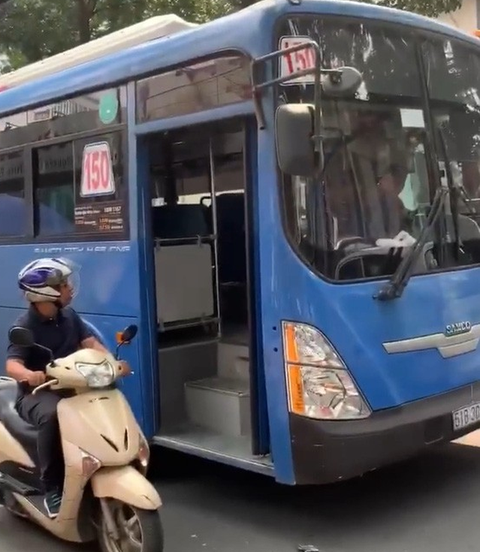 Buộc thôi việc tài xế xe buýt ép xe, phun nước miếng khi bị phàn nàn - Ảnh 1. Buộc thôi việc tài xế xe buýt ép xe, phun nước miếng khi bị phàn nàn - Ảnh 1.