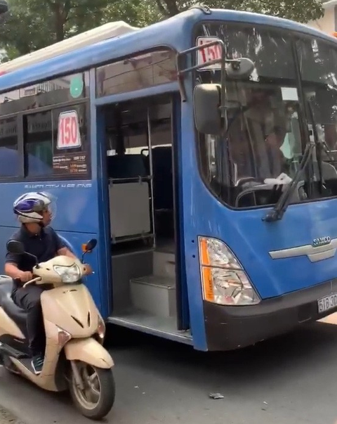 Thôi việc tiếp viên xe buýt làm rách tiền học trò không xin lỗi - Ảnh 1. Thôi việc tiếp viên xe buýt làm rách tiền học trò không xin lỗi - Ảnh 1.