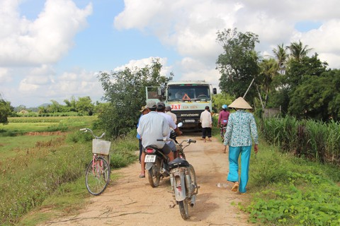 Doanh nghiệp khai thác cát làm đường chắn ngang sông, dân bức xúc kéo ra ngăn cản - Ảnh 4. Doanh nghiệp khai thác cát làm đường chắn ngang sông, dân bức xúc kéo ra ngăn cản - Ảnh 4.