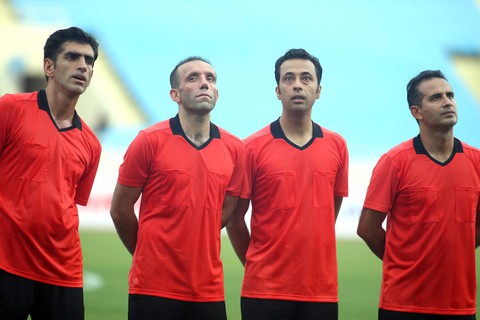 Tổ trọng tài Iran rèn thể lực trên sân Mỹ Đình chờ cầm còi trận Việt Nam - Malaysia - Ảnh 1. Tổ trọng tài Iran rèn thể lực trên sân Mỹ Đình chờ cầm còi trận Việt Nam - Malaysia - Ảnh 1.