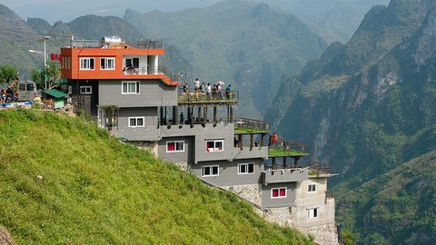 Hà Giang đề nghị dỡ 6 tầng Mã Pì Lèng Panorama, kiến trúc sư phản đối, vì sao? - Ảnh 1. Hà Giang đề nghị dỡ 6 tầng Mã Pì Lèng Panorama, kiến trúc sư phản đối, vì sao? - Ảnh 1.