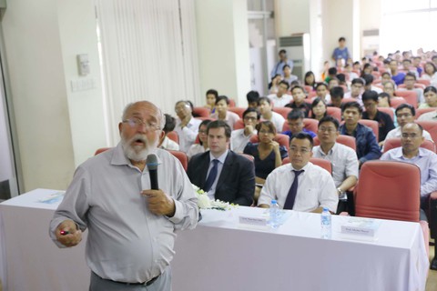 GS đoạt Nobel Vật lý 2019 từng đến Việt Nam, giao lưu với bạn đọc Tuổi Trẻ - Ảnh 2. GS đoạt Nobel Vật lý 2019 từng đến Việt Nam, giao lưu với bạn đọc Tuổi Trẻ - Ảnh 2.