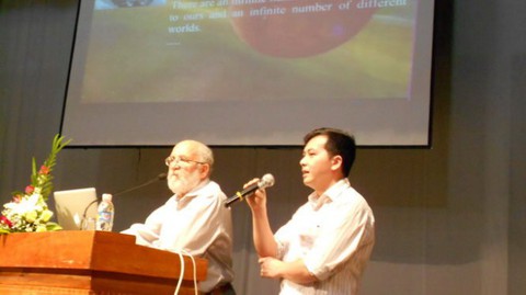 GS đoạt Nobel Vật lý 2019 từng đến Việt Nam, giao lưu với bạn đọc Tuổi Trẻ - Ảnh 3. GS đoạt Nobel Vật lý 2019 từng đến Việt Nam, giao lưu với bạn đọc Tuổi Trẻ - Ảnh 3.