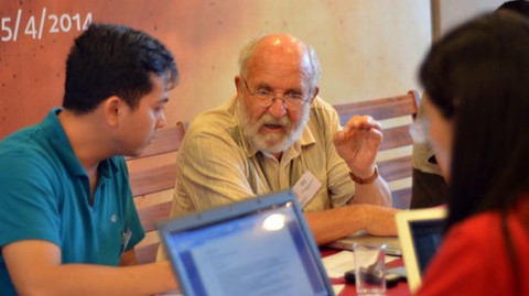 GS đoạt Nobel Vật lý 2019 từng đến Việt Nam, giao lưu với bạn đọc Tuổi Trẻ - Ảnh 4. GS đoạt Nobel Vật lý 2019 từng đến Việt Nam, giao lưu với bạn đọc Tuổi Trẻ - Ảnh 4.
