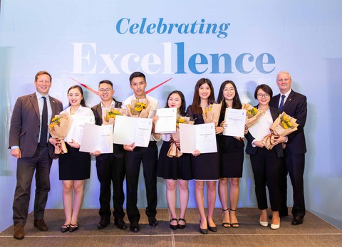 ICAEW trao chứng chỉ quốc tế cho 31 học viên Việt Nam - Ảnh 1. ICAEW trao chứng chỉ quốc tế cho 31 học viên Việt Nam - Ảnh 1.