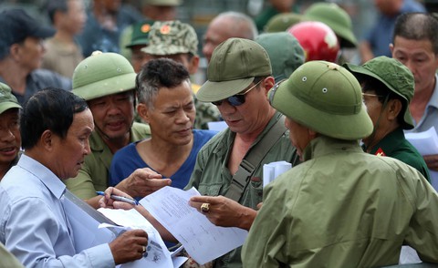 VFF bán vé cho thương binh, nhiều người quá khích trèo rào đòi mua - Ảnh 3. VFF bán vé cho thương binh, nhiều người quá khích trèo rào đòi mua - Ảnh 3.