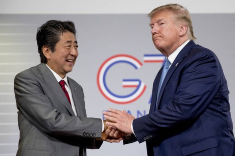 Ông Trump lấy ngày sinh ông Putin chúc mừng sinh nhật ông Abe - Ảnh 1. Ông Trump lấy ngày sinh ông Putin chúc mừng sinh nhật ông Abe - Ảnh 1.