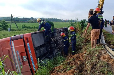 Lật xe khách, người dân đập cửa kính đưa khách đi cấp cứu giữa khuya - Ảnh 1. Lật xe khách, người dân đập cửa kính đưa khách đi cấp cứu giữa khuya - Ảnh 1.