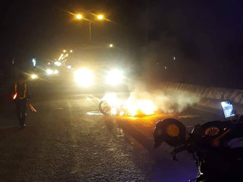 Video xe máy bốc cháy sau khi bị xe tải kéo lê, nam thanh niên may mắn thoát chết - Ảnh 2. Video xe máy bốc cháy sau khi bị xe tải kéo lê, nam thanh niên may mắn thoát chết - Ảnh 2.