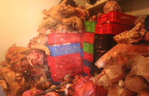 Bắt quả tang 800kg thịt heo bốc mùi hôi tại nơi bán... thực phẩm tươi - Ảnh 2. Bắt quả tang 800kg thịt heo bốc mùi hôi tại nơi bán... thực phẩm tươi - Ảnh 2.