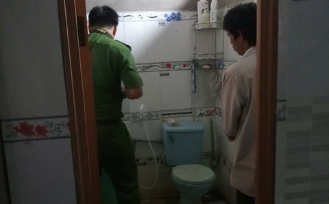 Mẹ bận việc, bé 3 tuổi chết thương tâm trong nhà vệ sinh - Ảnh 1. Mẹ bận việc, bé 3 tuổi chết thương tâm trong nhà vệ sinh - Ảnh 1.