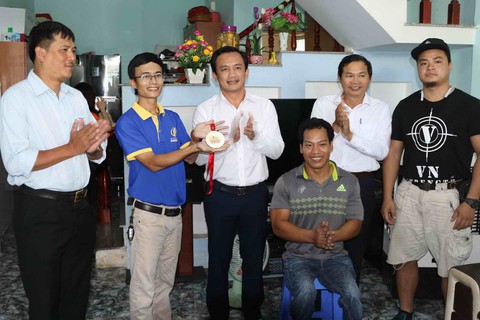 Lực sĩ Lê Văn Công tặng 125 triệu cho nữ sinh bị ung thư từ tiền đấu giá huy chương - Ảnh 1. Lực sĩ Lê Văn Công tặng 125 triệu cho nữ sinh bị ung thư từ tiền đấu giá huy chương - Ảnh 1.