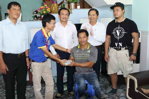 Lực sĩ Lê Văn Công tặng 125 triệu cho nữ sinh bị ung thư từ tiền đấu giá huy chương - Ảnh 2. Lực sĩ Lê Văn Công tặng 125 triệu cho nữ sinh bị ung thư từ tiền đấu giá huy chương - Ảnh 2.