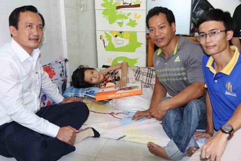 Lực sĩ Lê Văn Công tặng 125 triệu cho nữ sinh bị ung thư từ tiền đấu giá huy chương - Ảnh 4. Lực sĩ Lê Văn Công tặng 125 triệu cho nữ sinh bị ung thư từ tiền đấu giá huy chương - Ảnh 4.