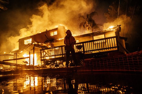 Cháy rừng lan từ bắc sang nam California, nhiều khu phố như bó đuốc - Ảnh 3. Cháy rừng lan từ bắc sang nam California, nhiều khu phố như bó đuốc - Ảnh 3.