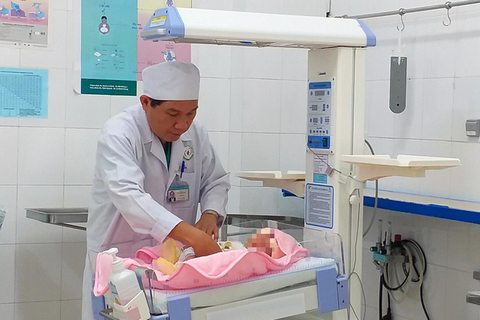 Phẫu thuật tạo hình cho bé trai sơ sinh không có hậu môn - Ảnh 1. Phẫu thuật tạo hình cho bé trai sơ sinh không có hậu môn - Ảnh 1.