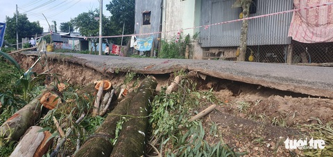 Tiếp tục sạt lở tại An Giang, nhiều hộ dân bị đe dọa - Ảnh 3. Tiếp tục sạt lở tại An Giang, nhiều hộ dân bị đe dọa - Ảnh 3.