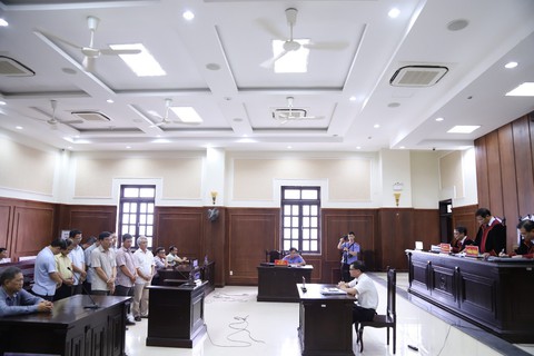 Giảm án cho các bị cáo vụ lợi dụng chức vụ khi xây dựng đường Hồ Chí Minh - Ảnh 2. Giảm án cho các bị cáo vụ lợi dụng chức vụ khi xây dựng đường Hồ Chí Minh - Ảnh 2.