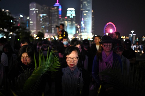 Người Hong Kong xuống đường buổi tối, tưởng niệm sinh viên đã chết - Ảnh 4. Người Hong Kong xuống đường buổi tối, tưởng niệm sinh viên đã chết - Ảnh 4.