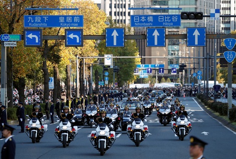 Hàng chục ngàn người chào đón đoàn diễu hành của Nhật hoàng - Ảnh 2. Hàng chục ngàn người chào đón đoàn diễu hành của Nhật hoàng - Ảnh 2.
