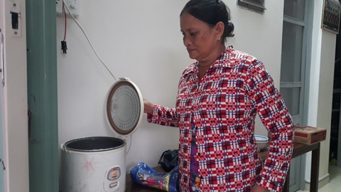 Nấu cơm, đem chăn gối đến trụ sở thôn tránh bão số 6 - Ảnh 5. Nấu cơm, đem chăn gối đến trụ sở thôn tránh bão số 6 - Ảnh 5.