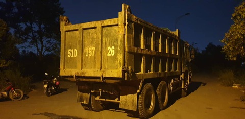 Người dân bắt quả tang xe đổ trộm rác thải trong khu dân cư - Ảnh 2. Người dân bắt quả tang xe đổ trộm rác thải trong khu dân cư - Ảnh 2.