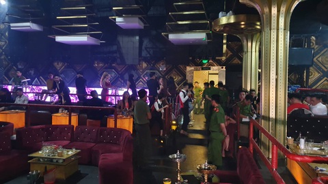 Đột kích bar lúc rạng sáng phát hiện 35 người dương tính với ma túy - Ảnh 1. Đột kích bar lúc rạng sáng phát hiện 35 người dương tính với ma túy - Ảnh 1.