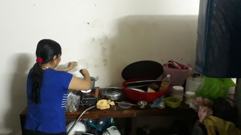 Nấu cơm, đem chăn gối đến trụ sở thôn tránh bão số 6 - Ảnh 4. Nấu cơm, đem chăn gối đến trụ sở thôn tránh bão số 6 - Ảnh 4.