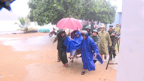 Quảng Ngãi huy động bộ đội giúp dân chống bão số 6 - Ảnh 1. Quảng Ngãi huy động bộ đội giúp dân chống bão số 6 - Ảnh 1.