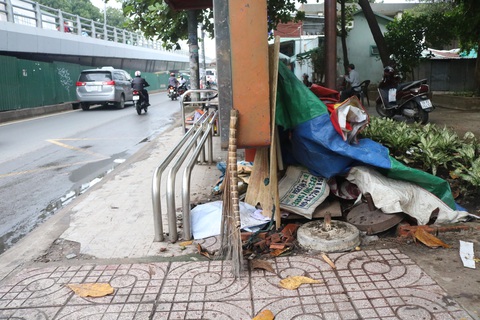 Trong khi chờ xe buýt thì tạm... ngửi mùi rác - Ảnh 6. Trong khi chờ xe buýt thì tạm... ngửi mùi rác - Ảnh 6.