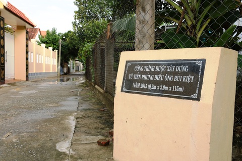 Cha mẹ ra đi để lại di nguyện dùng tiền phúng điếu làm đường cho dân - Ảnh 1. Cha mẹ ra đi để lại di nguyện dùng tiền phúng điếu làm đường cho dân - Ảnh 1.