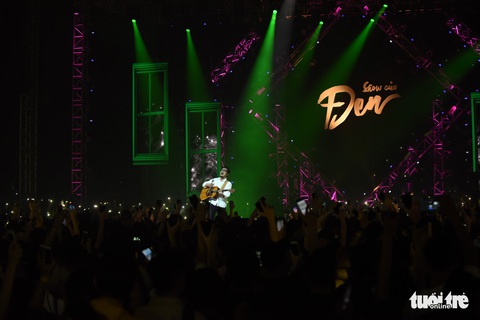 Show của Đen quẩy hết mình với âm nhạc và những tự sự chân thành - Ảnh 5. Show của Đen quẩy hết mình với âm nhạc và những tự sự chân thành - Ảnh 5.
